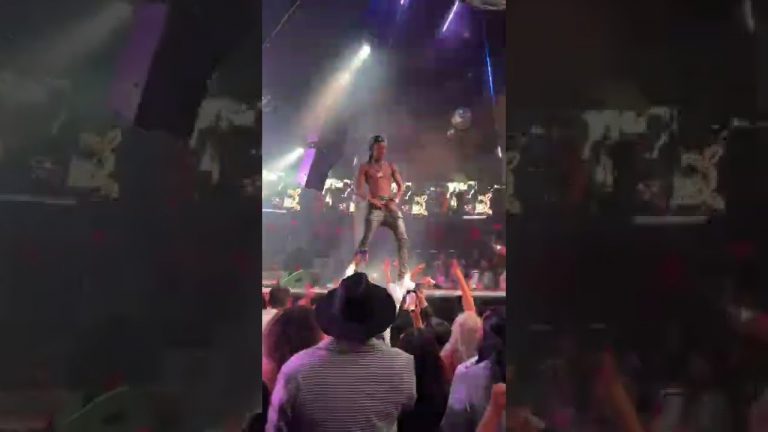 Wiz Khalifa strips at Drais night club Las Vegas during performance #drais #wizkhalifa