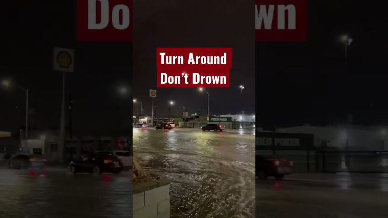 Flash floods in East Las Vegas #fyp #shorts #vegas #thunderstorm #lightning #flashflood #parati