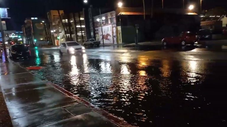 LAS VEGAS NV FLASH FLOOD WARNING THUNDER LIGHTNING HEAVY RAIN RIGHT NOW. THURSDAY 7/28/22 9:30 PM