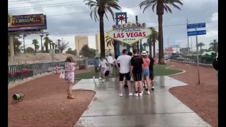 #rain #lasvegas #LasVegassign #tourist