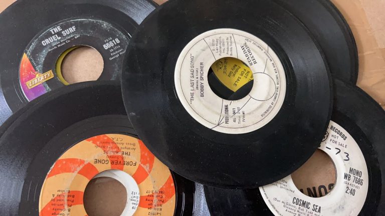 LIVE Vegas Music samples from Record collection. Original 45 vinyl pressings from radio station LIVE