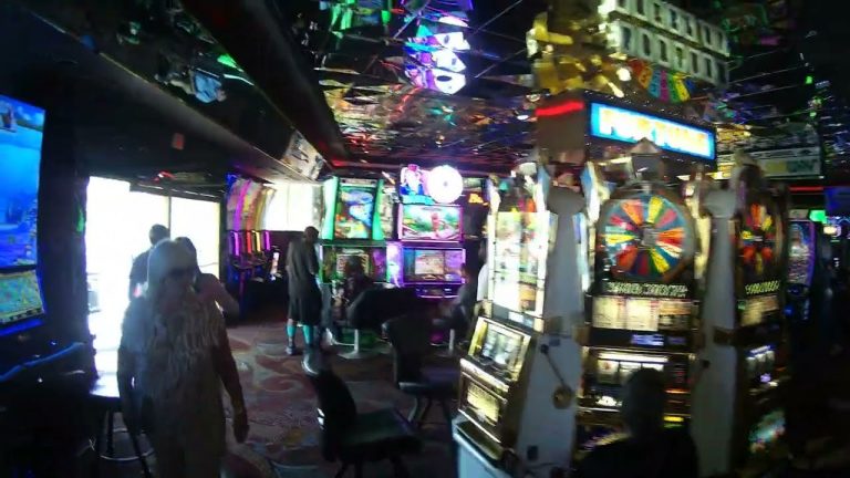 4K Tour of Casino Royale Las Vegas w/ slot machines, Pizza Hut, Subway, White Castle, gamblers