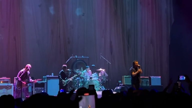 Eddie Vedder and the Earthlings cover The Cure Just Like Heaven live in Las Vegas 10/7/2022