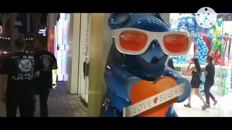 Las Vegas Travel Vlog: Walking The Strip From Horshoe/Ballys to The Linq Promanade #vegasbaby