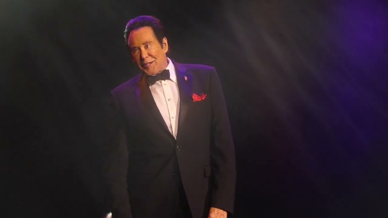 “Danke Schoen & Daddy Dont U Walk & Hug for Fan” Wayne Newton@Atlantic City 1/14/23